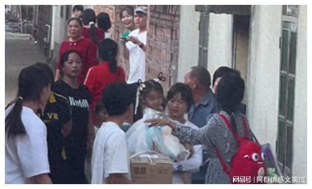 围堵难行女保镖贴身保护；这画面太惊人爱游戏ayx全红婵国庆回家带娃；游客