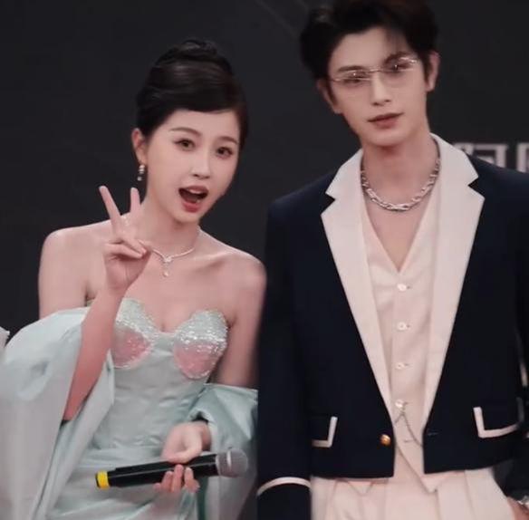 胸礼服唐嫣高定黑裙却被压轴的赵丽颖抢镜ayx爱游戏app体育澳门这天：张萌开(图14)