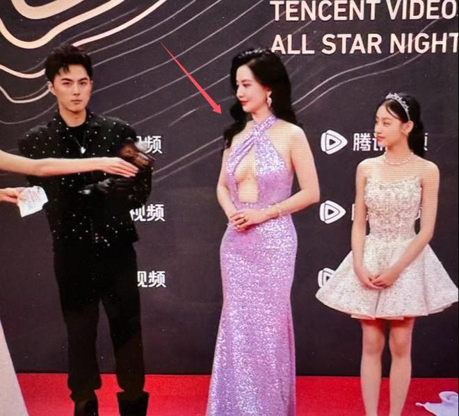 胸礼服唐嫣高定黑裙却被压轴的赵丽颖抢镜ayx爱游戏app体育澳门这天：张萌开(图6)