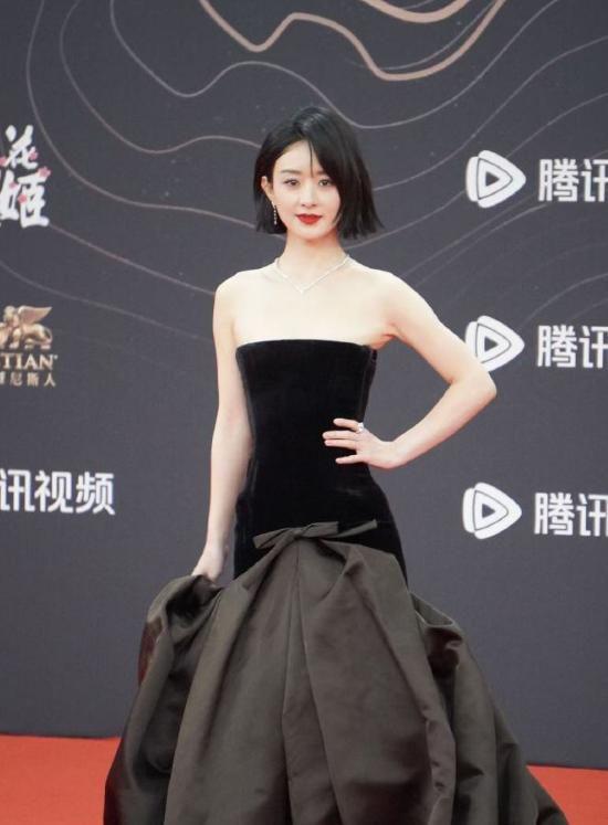 胸礼服唐嫣高定黑裙却被压轴的赵丽颖抢镜ayx爱游戏app体育澳门这天：张萌开(图8)