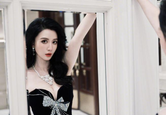 胸礼服唐嫣高定黑裙却被压轴的赵丽颖抢镜ayx爱游戏app体育澳门这天：张萌开(图13)
