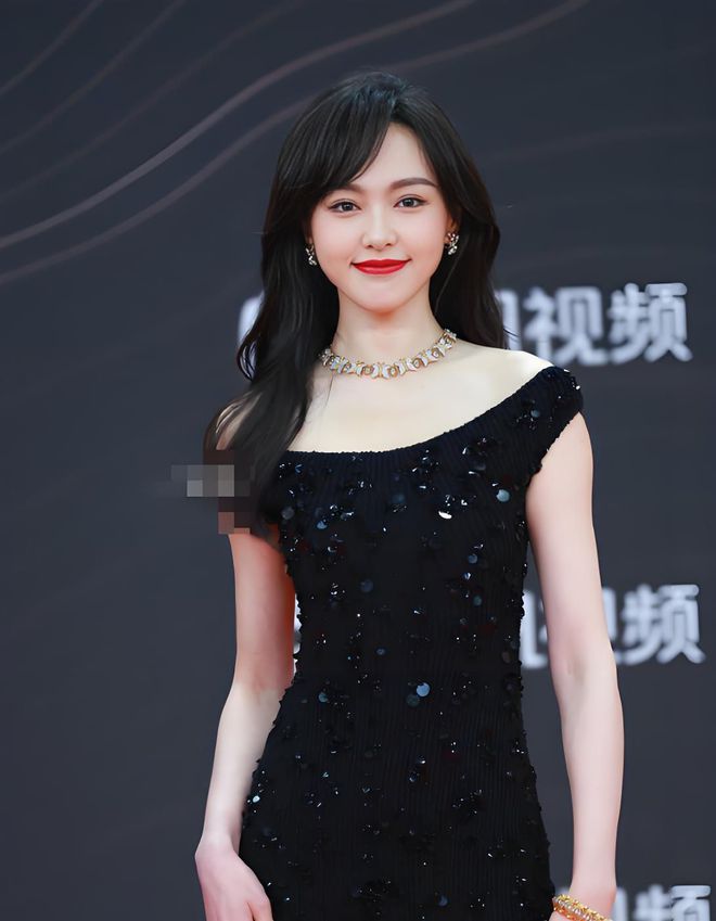 胸礼服唐嫣高定黑裙却被压轴的赵丽颖抢镜ayx爱游戏app体育澳门这天：张萌开(图21)