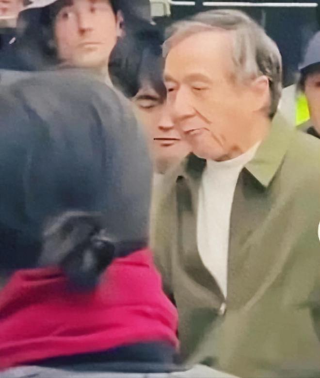 头发花白老态龙钟嚼口香糖动作一如当年爱游戏(ayx)71岁成龙现身美国(图5)