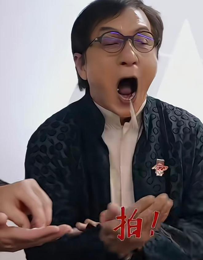 头发花白老态龙钟嚼口香糖动作一如当年爱游戏(ayx)71岁成龙现身美国(图3)